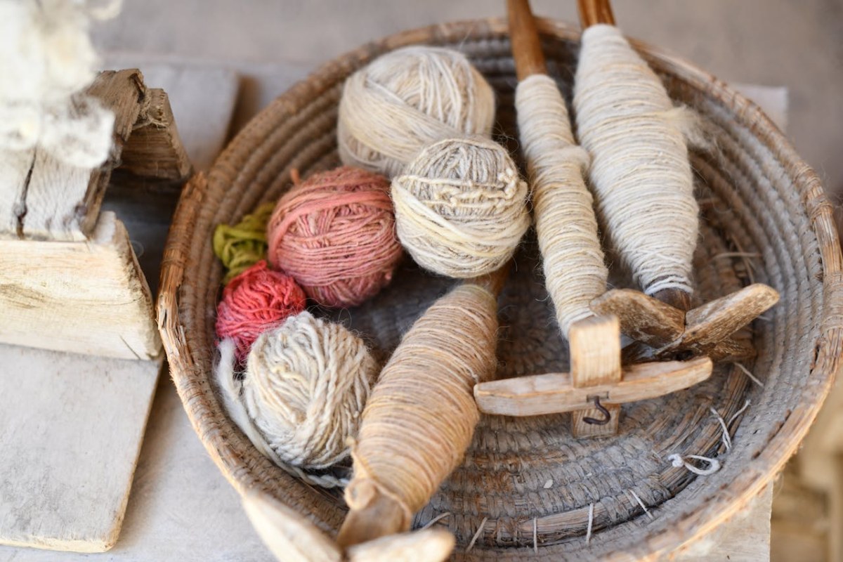 Spindle Tangan (Drop Spindle) — Cara Memulai Memintal Benang Sendiri