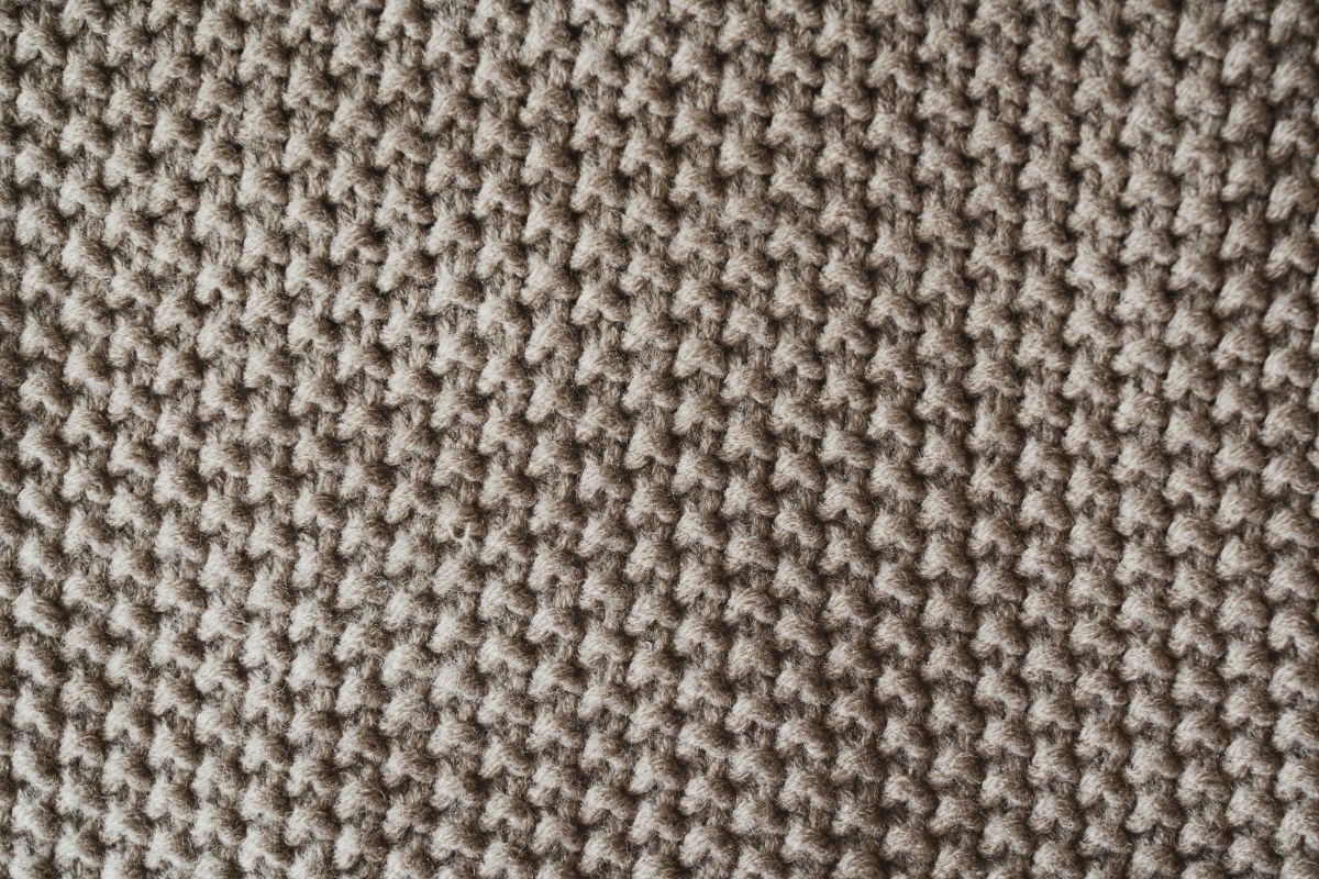 Perlemønster (seed stitch) — tosidig teksturert mønster