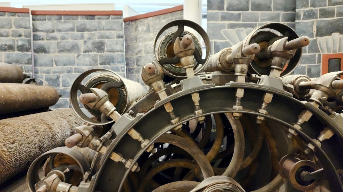 Wool Carding — Preparing Fibers for Spinning